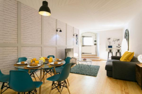 ALTIDO Modern Apt for 5 with workspace and private entrance, moments from Lisbon Cathedral